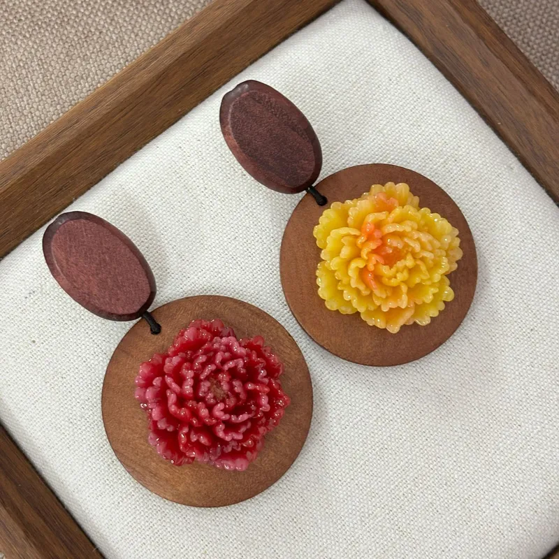 ナショナルスタイルの木製アート牡丹の花のイヤリング、レトロな - Resin Art Earrings Design のレビューと価格